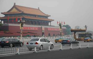 การตรวจสอบวิดีโอบนถนนฉางอันใน Tiananmen Square ในปักกิ่ง